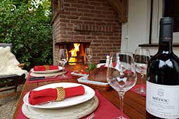 Grillen auf der Terasse im Ferienhaus Naturliebe in Laubach Gonterskirchen bei Schotten im Vogelsberg, Hessen, Deutschland